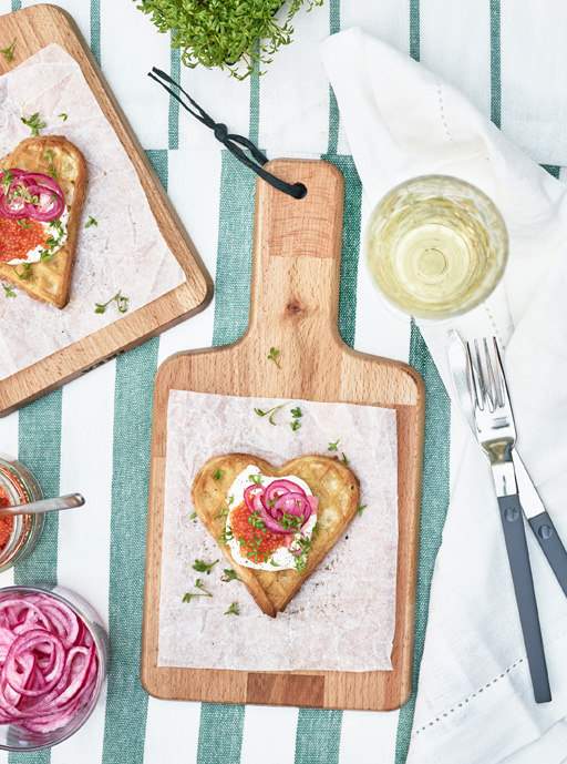 Våffelhjärtan med creme fraiche, röd caviar och picklad rödlök